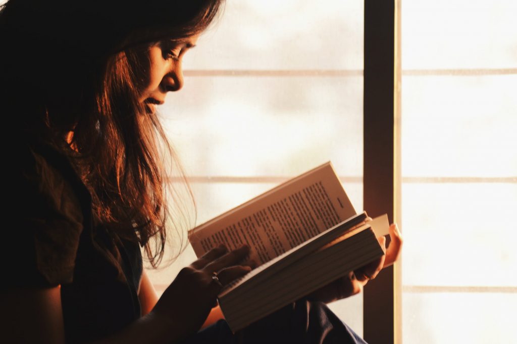 Femme enceinte qui lit un livre