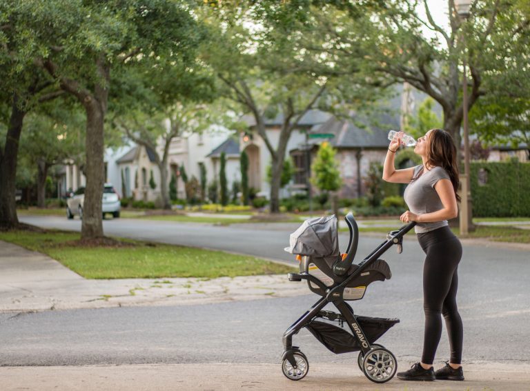 Femme sportive avec une poussette