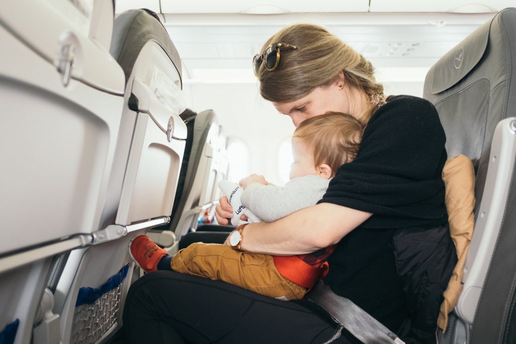 bébé et sa maman en avion