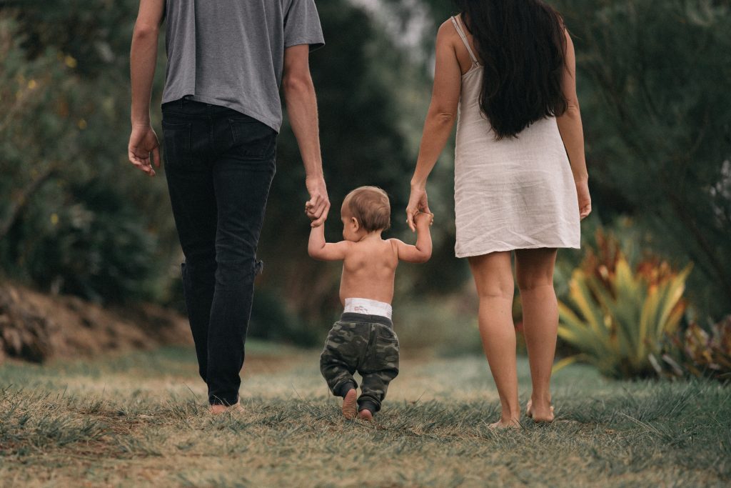 bébé qui marche avec ses parents